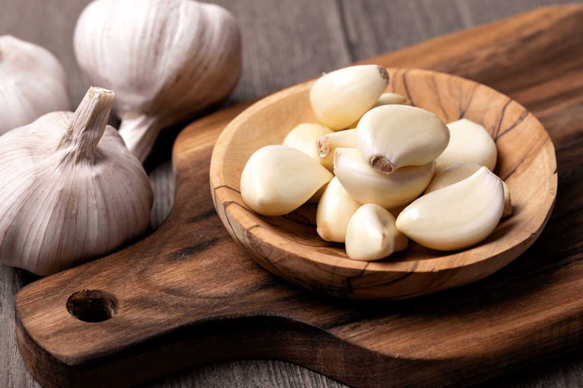 garlic in a bowl