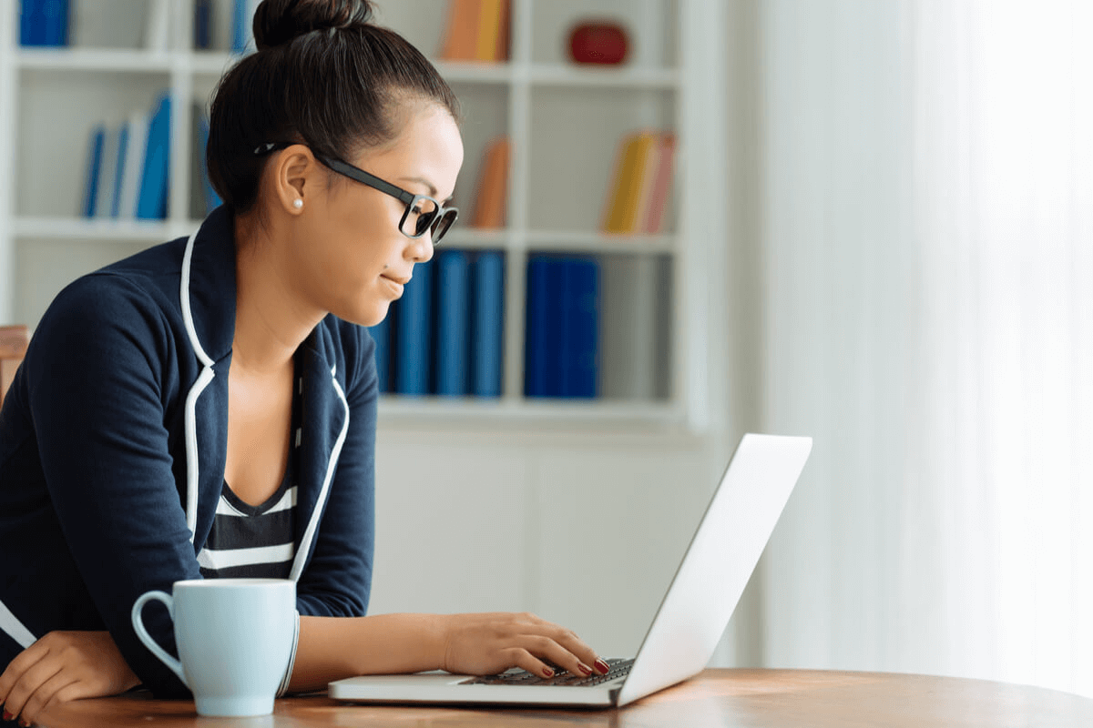 Kidney infection woman using a laptop