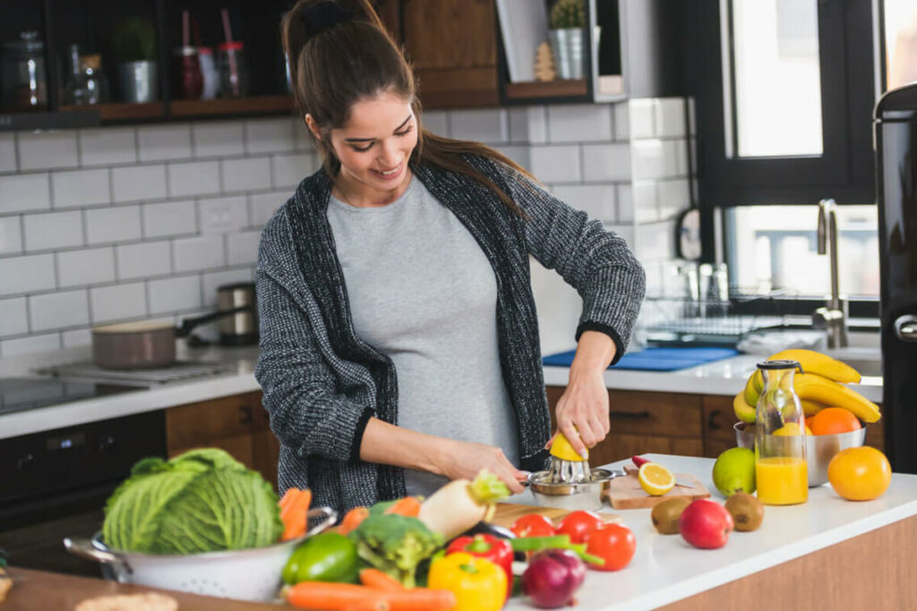 woman juicing to promote a healthy menstrual cycle